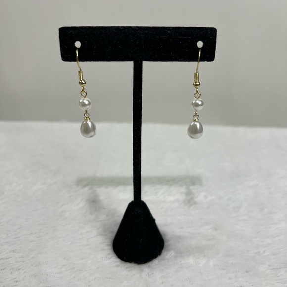 Elegant Pearl Drop Earrings - Picture 4 of 11